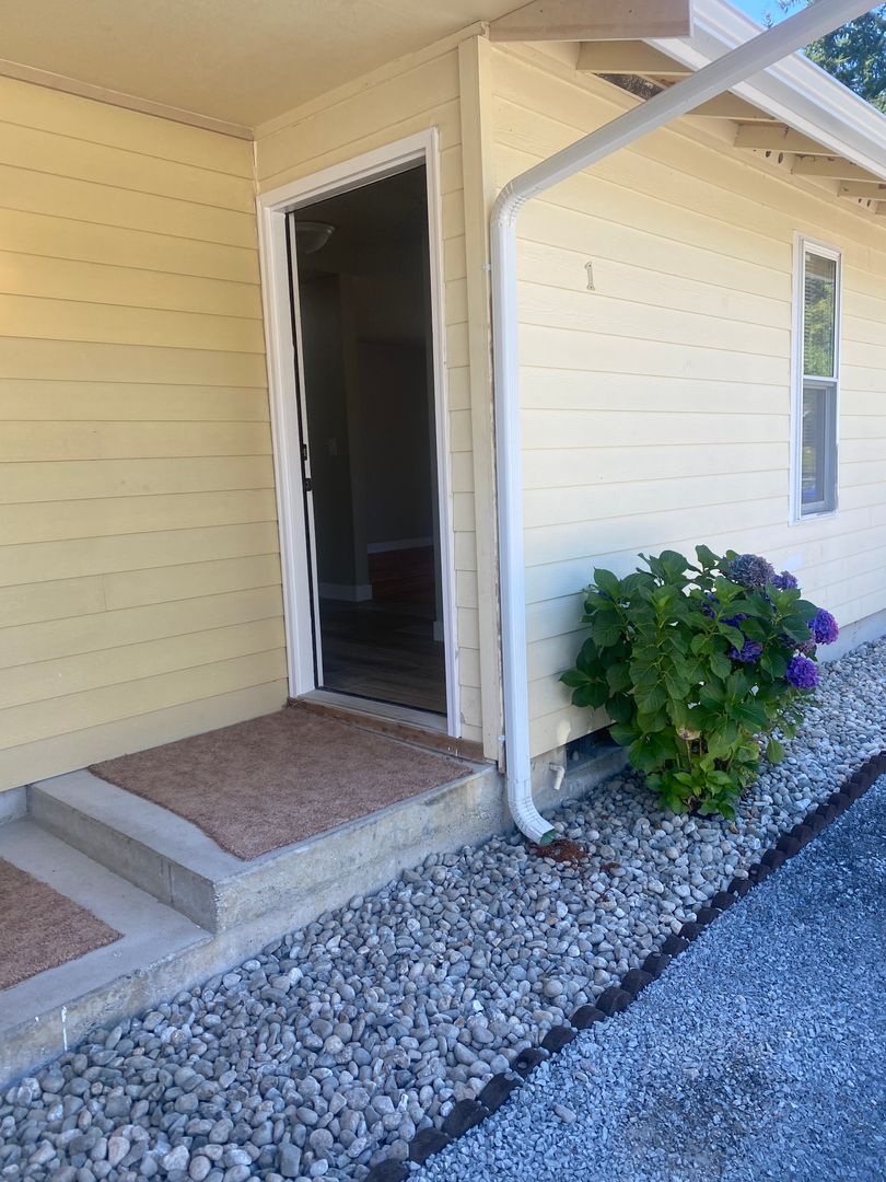 Everett Apartment: 5707 East Dr