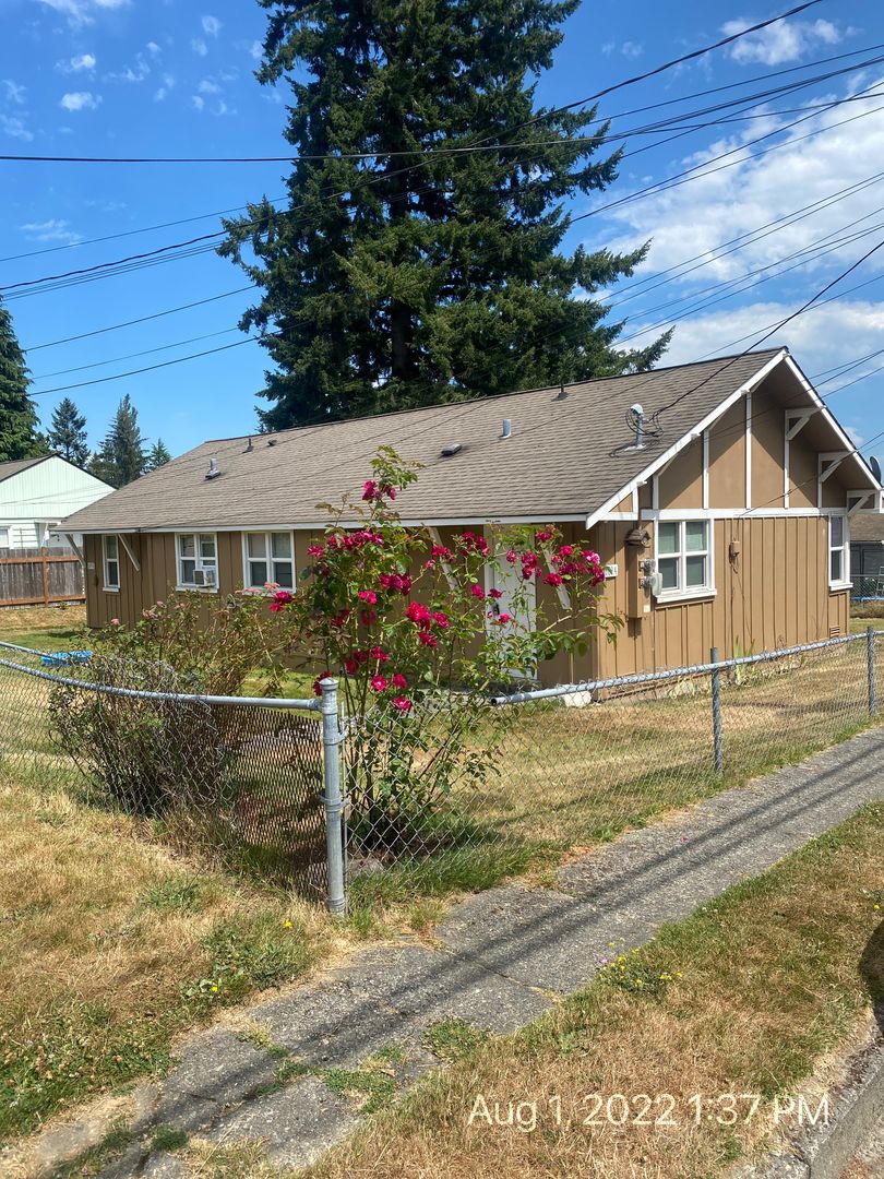 Everett Apartment: 1009 52nd St SE