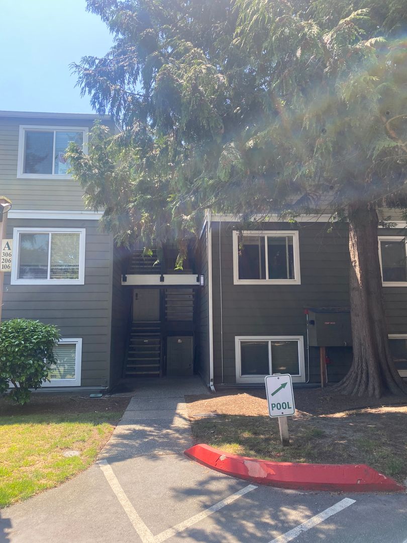 Everett Condo: 820 Cady Rd #A306