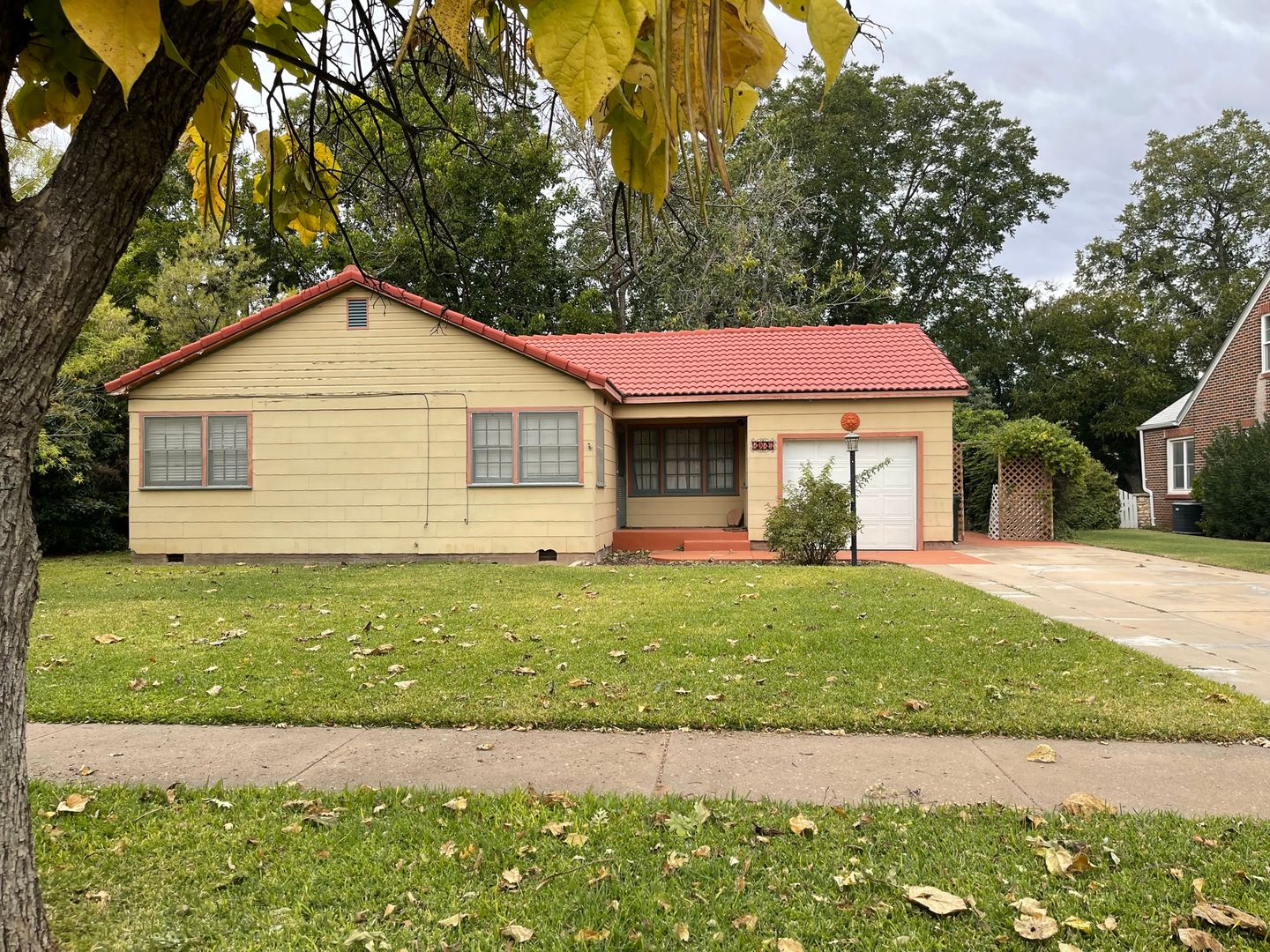 Carlsbad House: 1013 N. Alameda