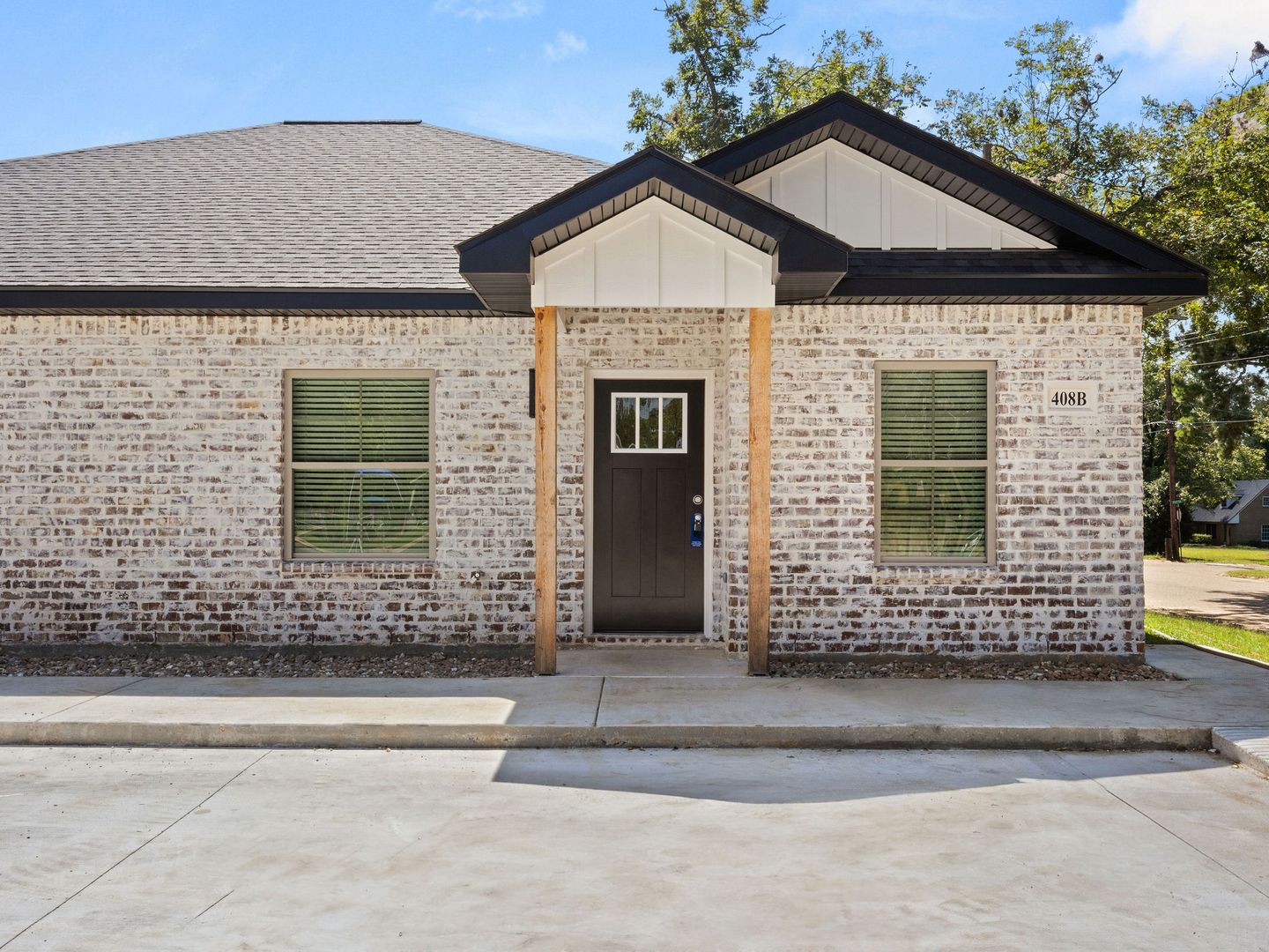 DeRidder Apartment: 408 South Division St.