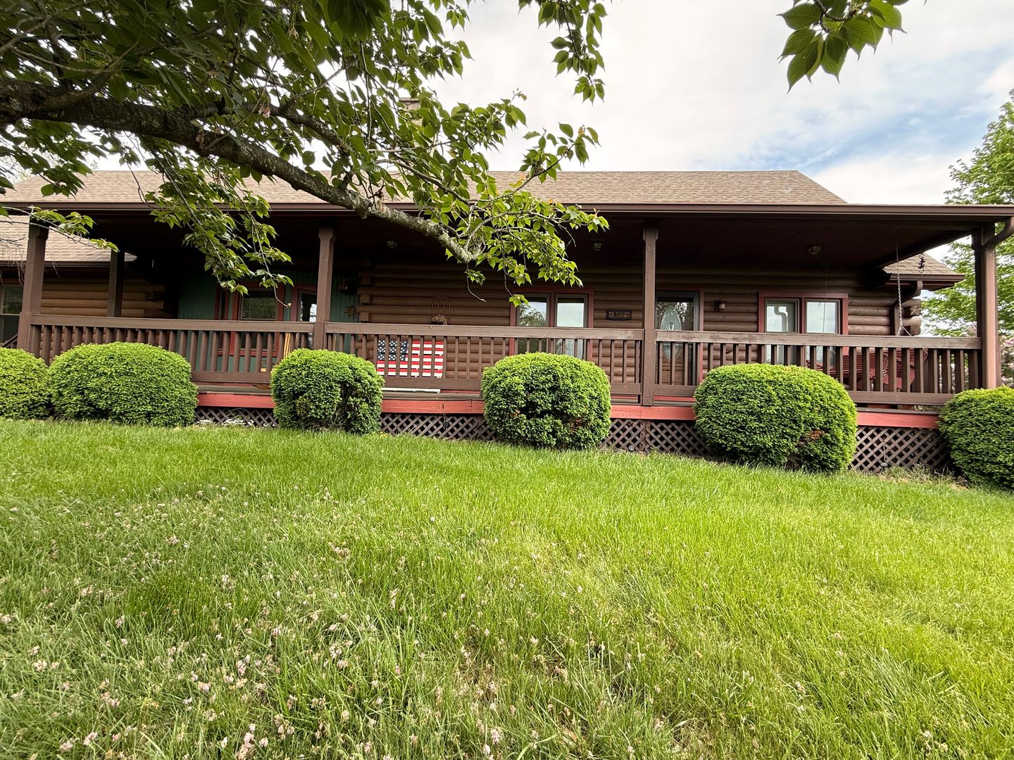 Simpsonville House: 207 Lakeshore Drive