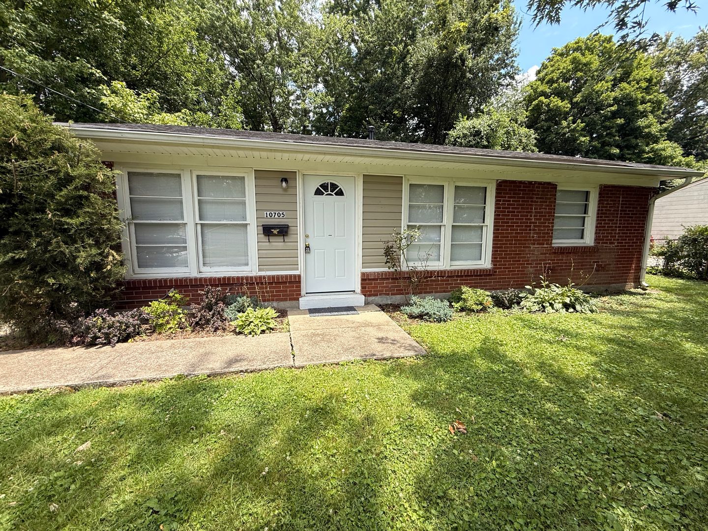Louisville House: 10705 Grafton Hall Road