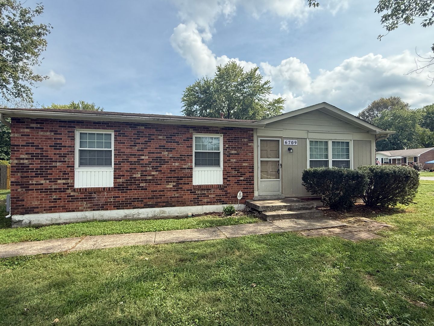 Louisville House: 6709 Rebecca Lane