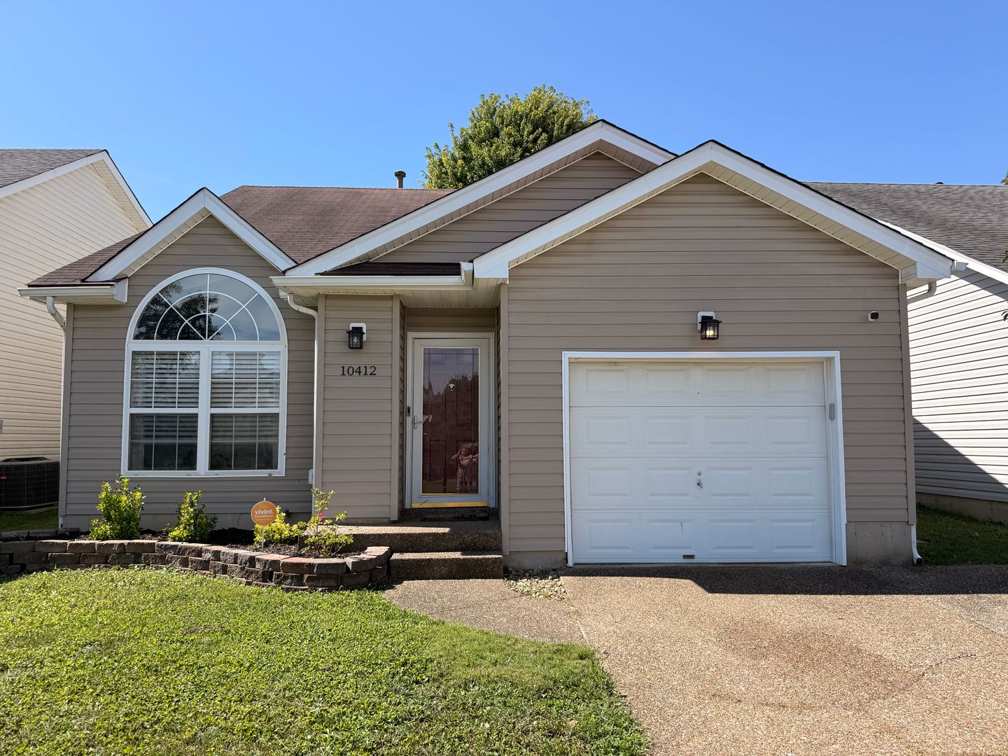 Louisville House: 10412 Pinoak View Drive
