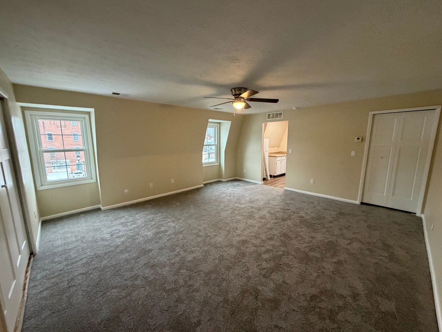 Akron Apartment: 1248-1256 Weathervane Lane