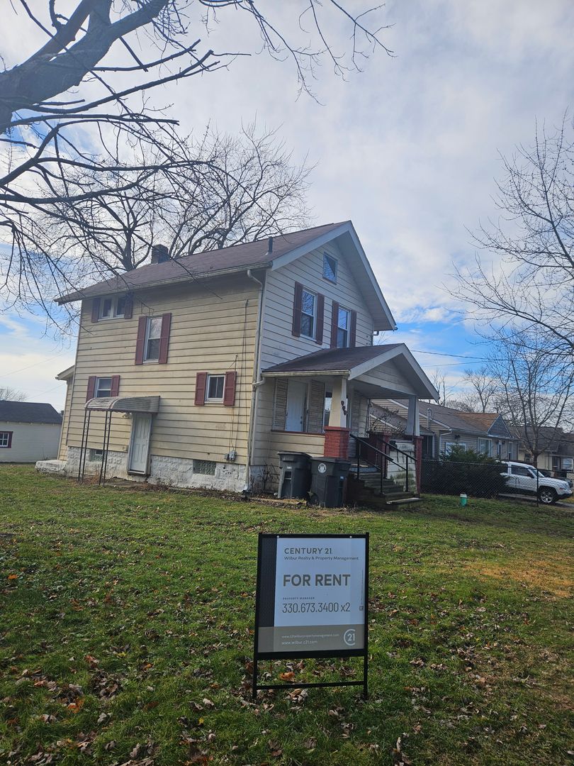 Akron House: 744 Silver Crest Ave