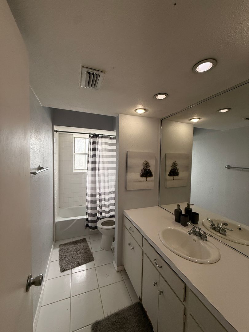 Shreveport House: 3730 Fairfield Ave Unit 242