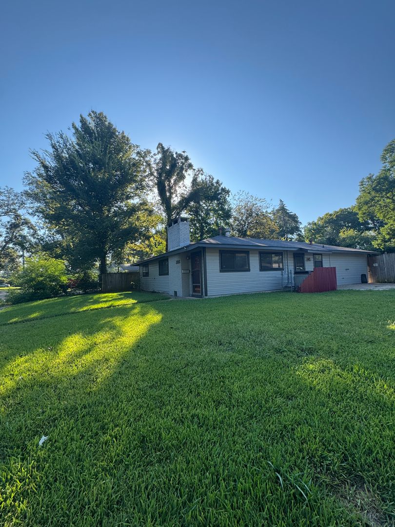 Bossier City House: 2016 Alison Ave