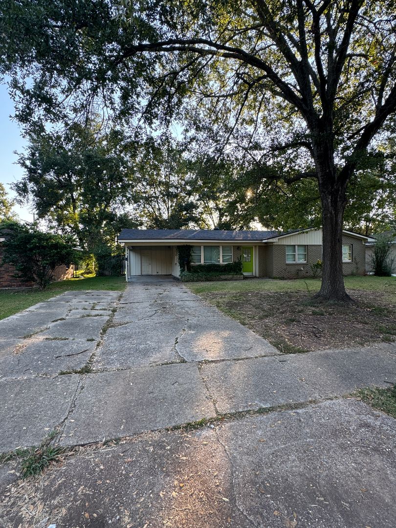 Bossier City House: 2212 Belle Grove Dr