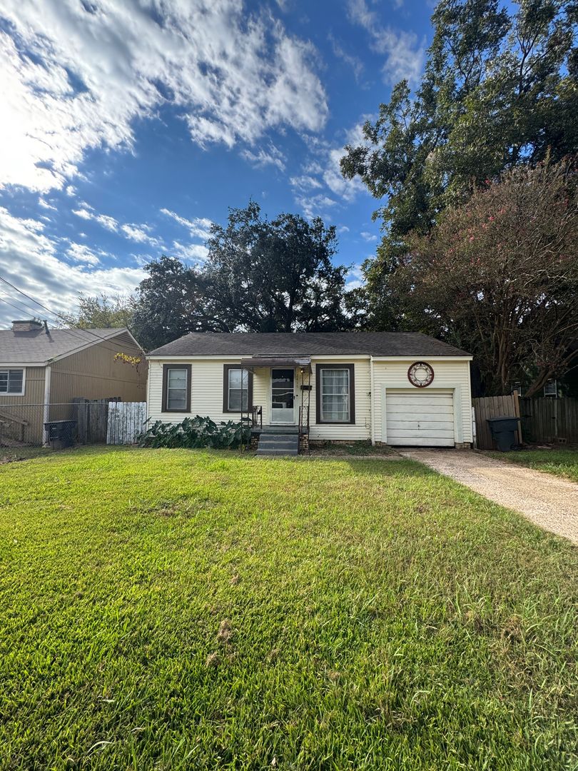 Bossier City House: 2416 Northside Dr
