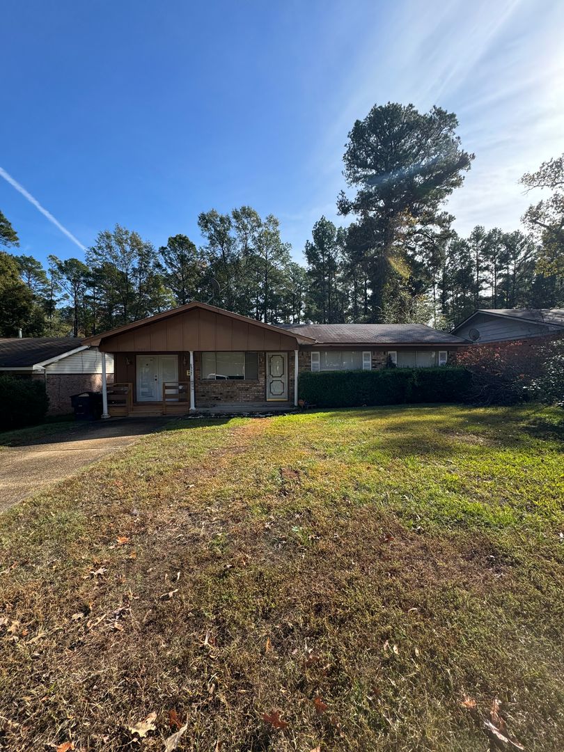 Shreveport House: 8923 Hawthorne Dr.