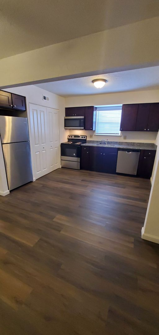 Fenton Apartment: 684 South Old Highway 141