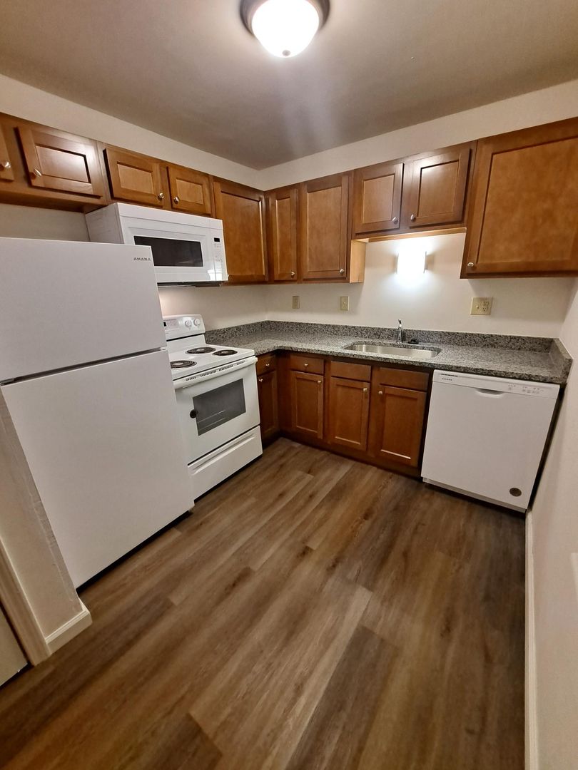 Fenton Apartment: 684 South Old Highway 141