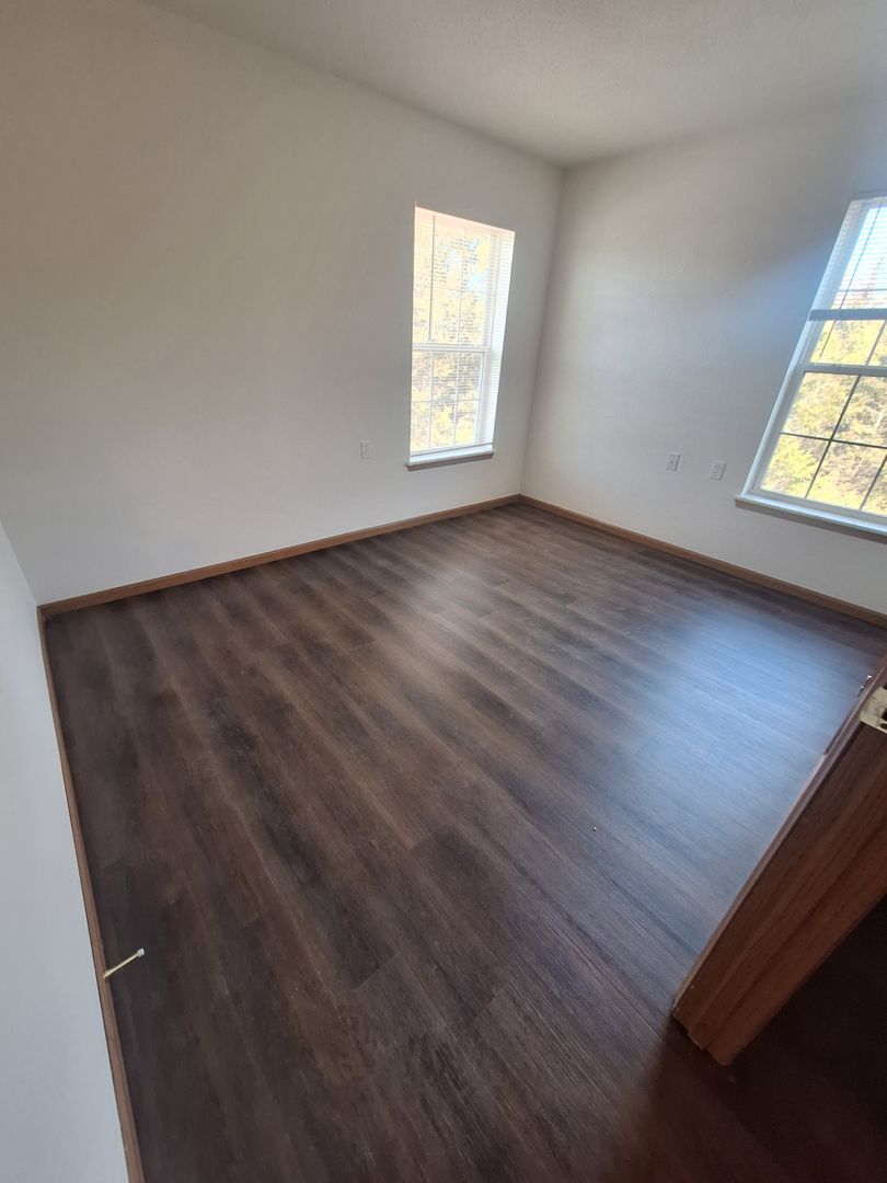 Desoto Apartment: 1998 Woodcrest Place