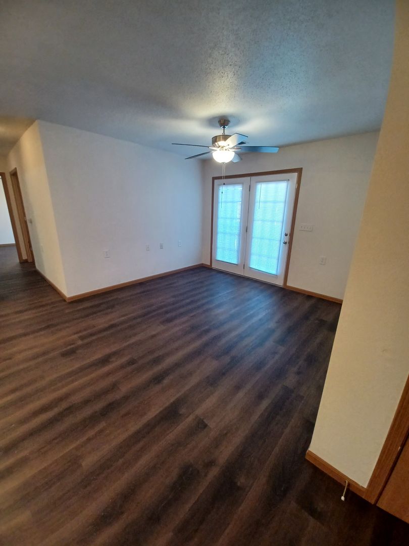 Arnold Apartment: 2021 Sierra Parkway