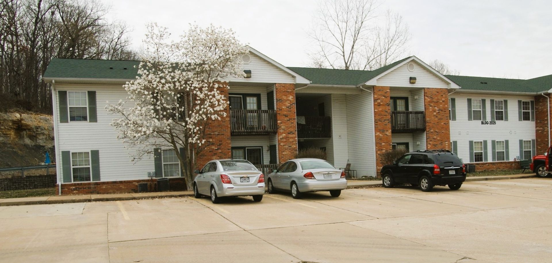 Arnold Apartment: 2021 Sierra Parkway