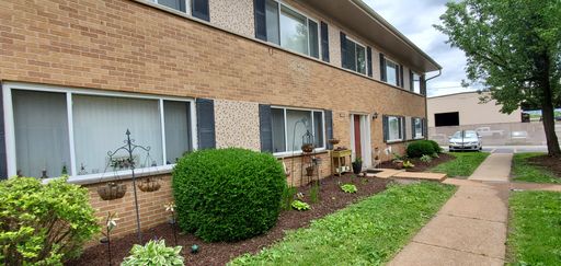 1 bed 1 bath! Great price and location! - 2nd Floor – photo 1