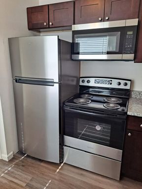 Lots of closet space can soon be yours! – photo 1