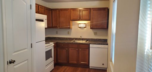 1st Floor 2 bed 1 bath w/ washer/dryer hook-ups. – photo 1