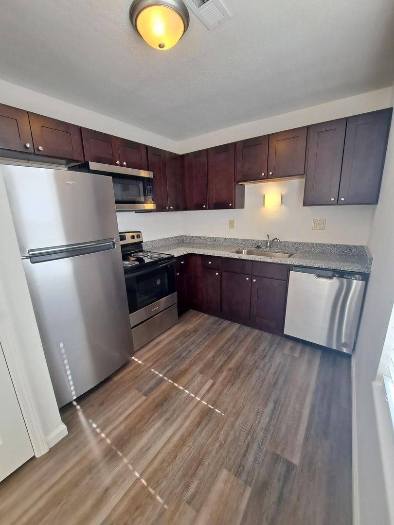 Fenton Apartment: 684 South Old Highway 141