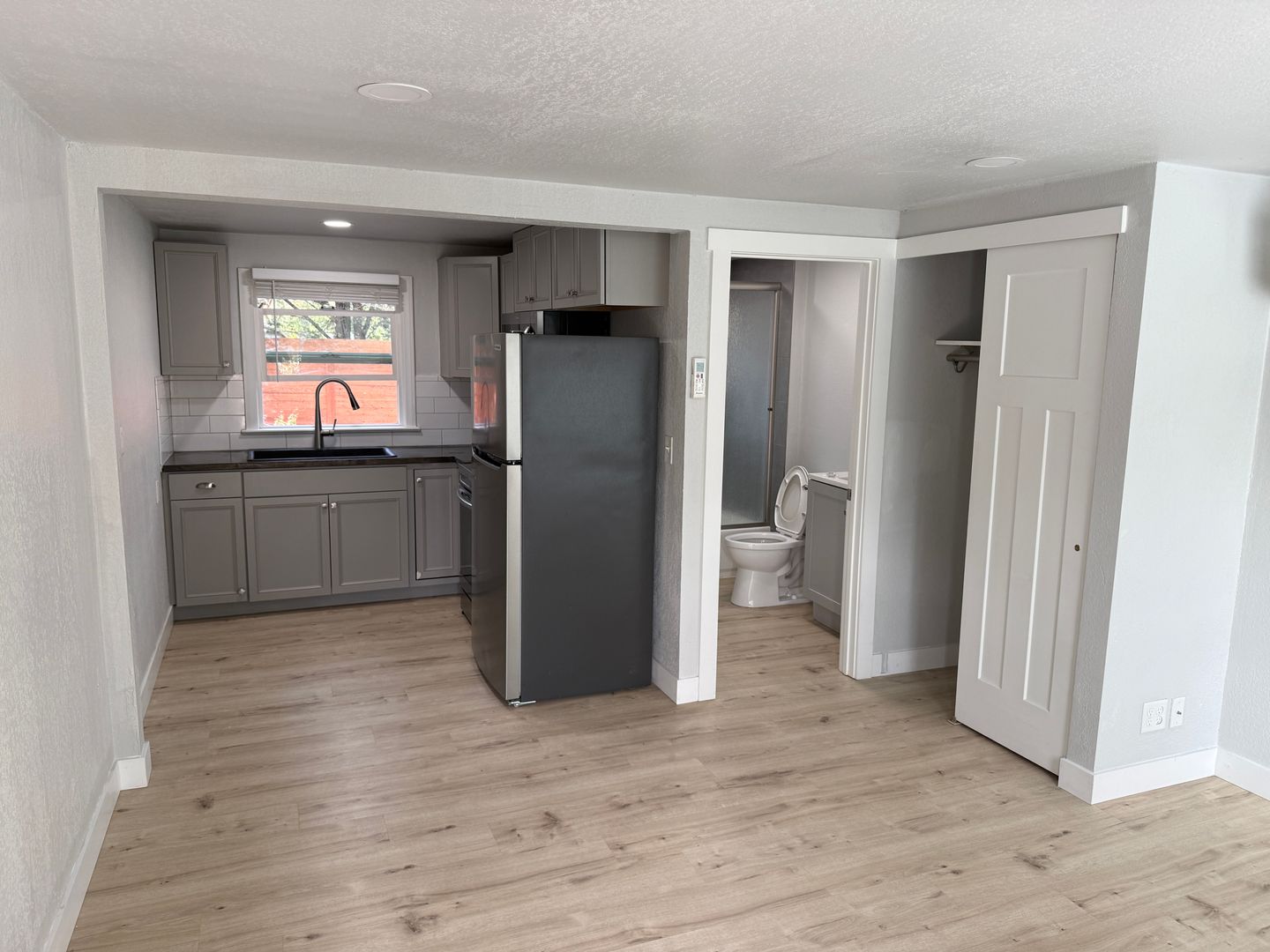 Grants Pass Apartment: 1730 Rogue River Hwy