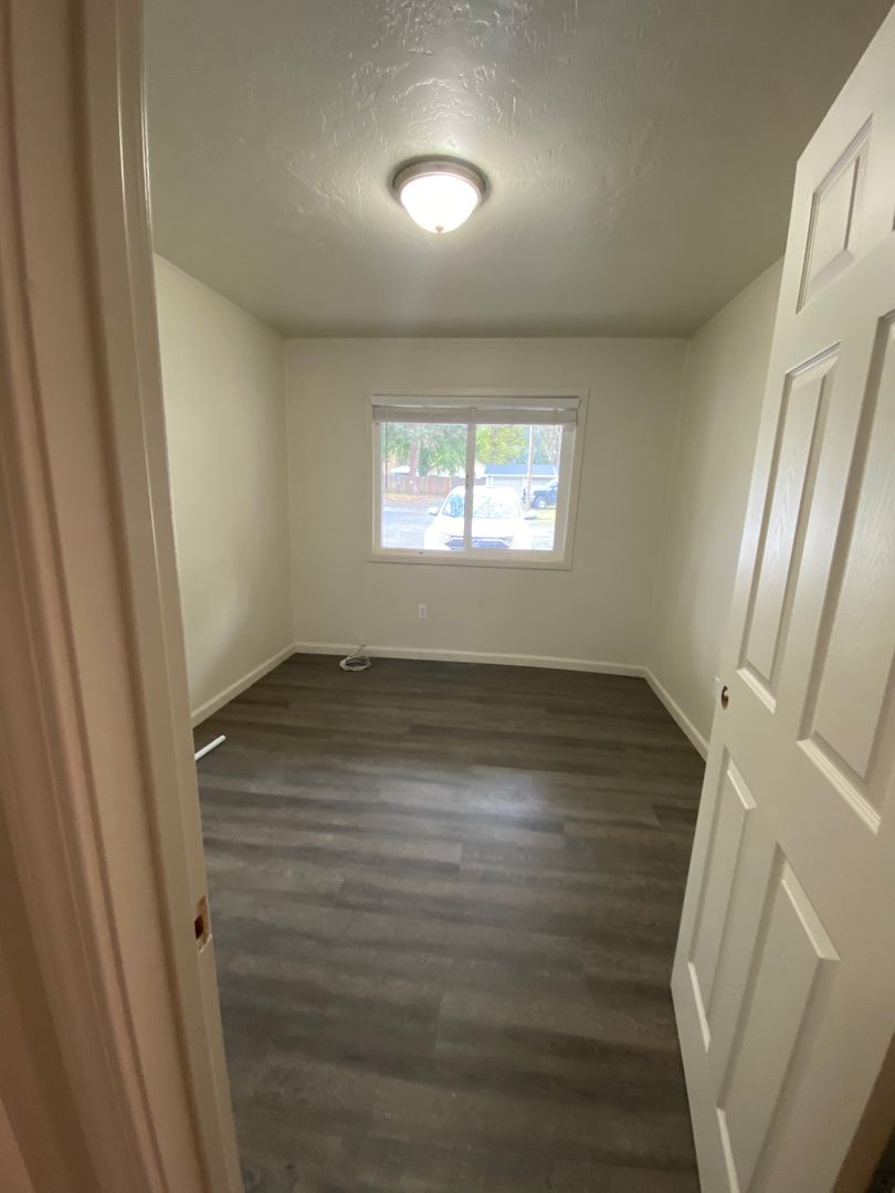 Gold Hill Apartment: 655 Rogue River Hwy
