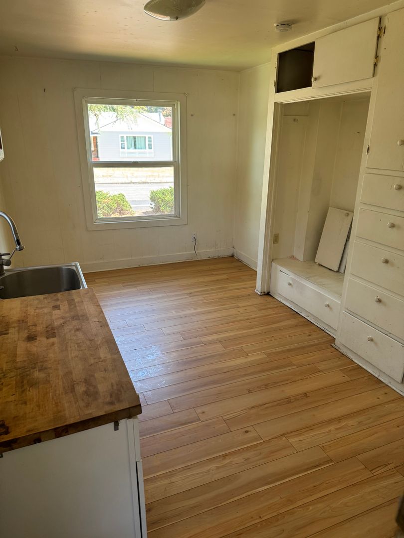 Grants Pass Apartment: 604 NW 4th Street