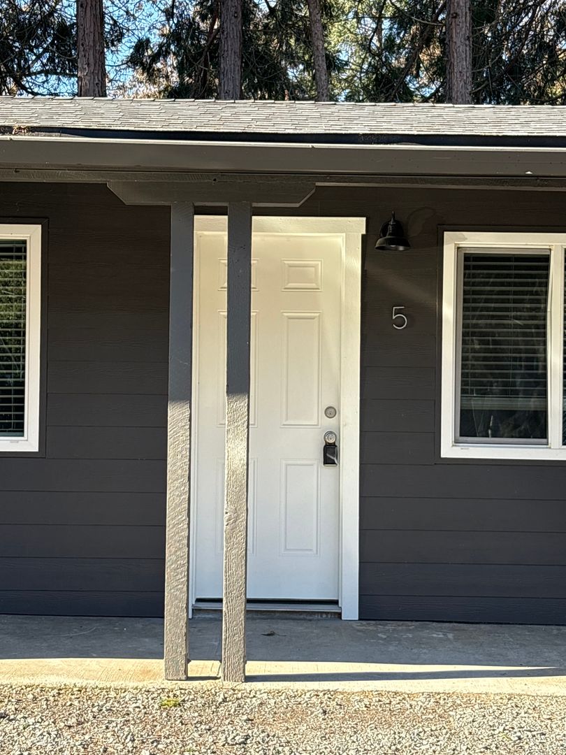 Gold Hill Apartment: 655 Rogue River Hwy