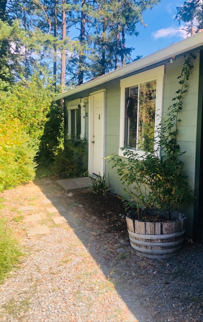 Grants Pass Apartment: 3251 Rogue River Hwy