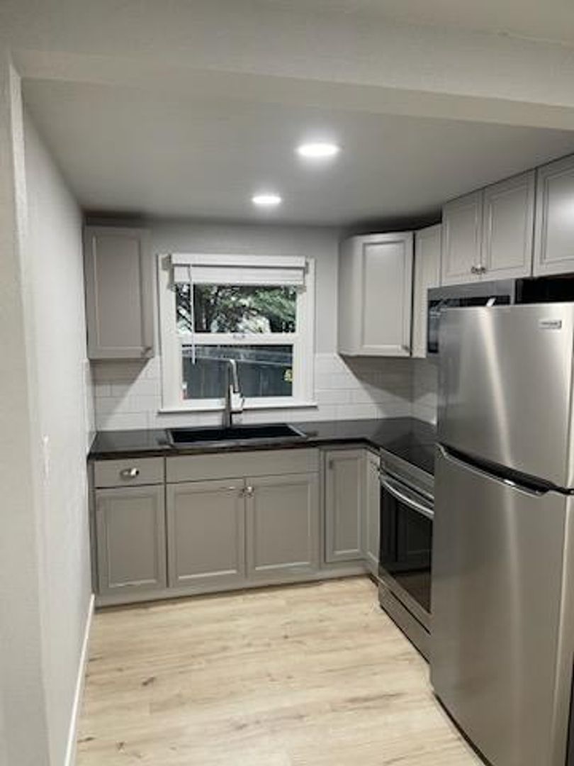 Grants Pass Apartment: 1730 Rogue River Hwy