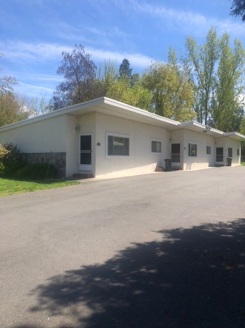 Grants Pass Apartment: R1257 SW Plummer Avenue