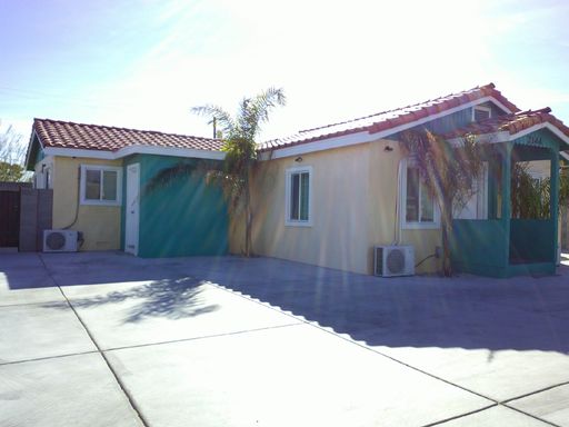 Fully Remodeled 1-Bedroom Duplex Near Downtown Las Vegas! – photo 1