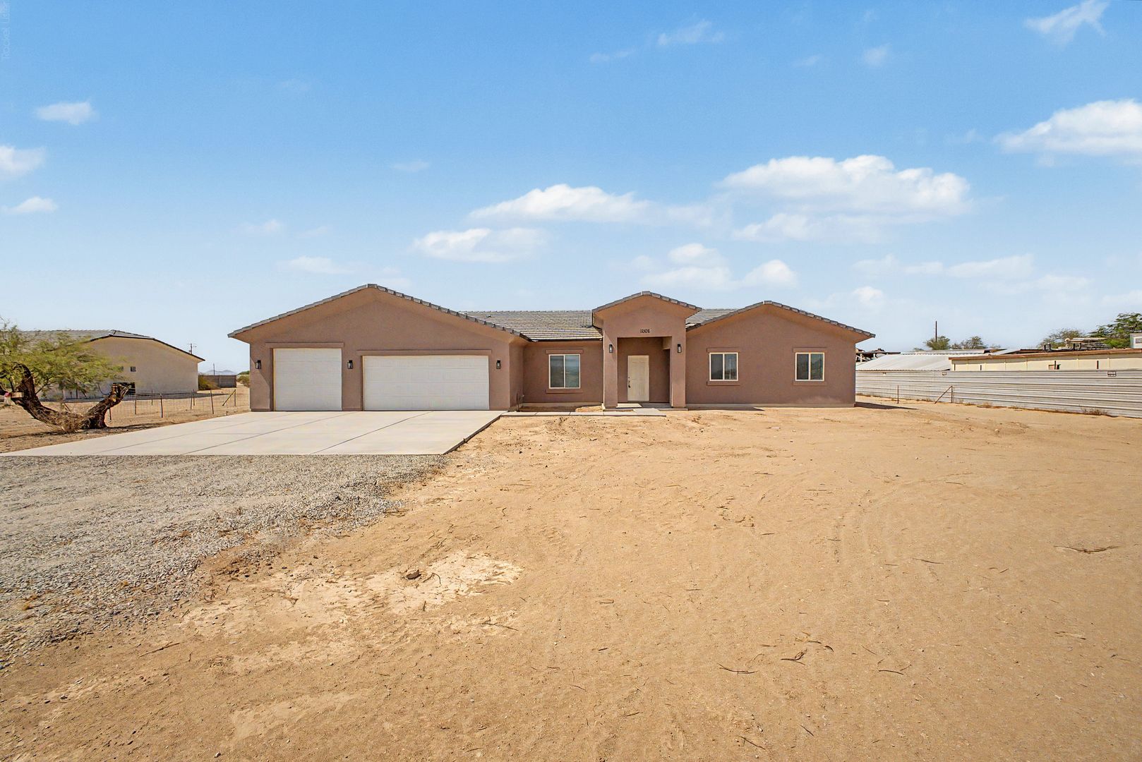 Buckeye House: 12102 S Airport Rd
