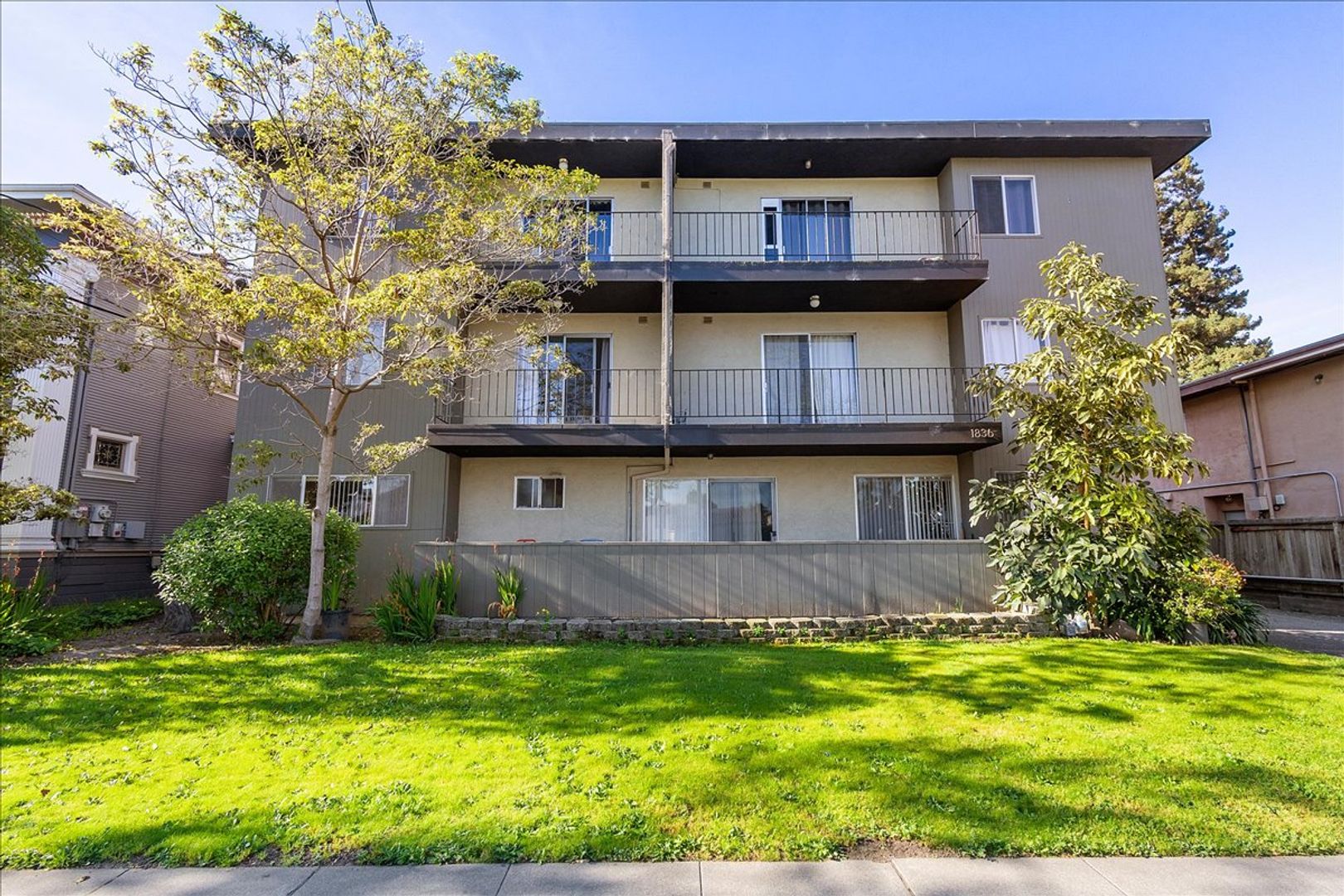 Alameda Apartment: 1836 Central Ave