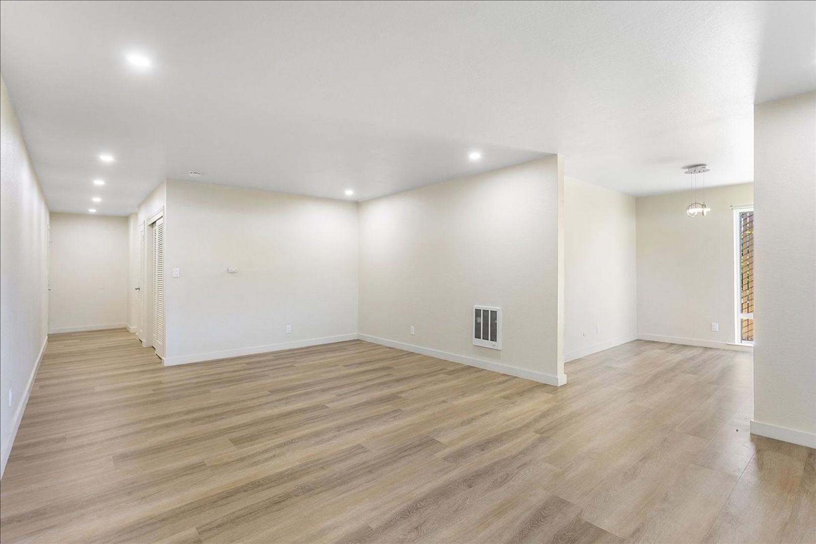 Oakland Apartment: 528 Merritt Ave #103 - LU