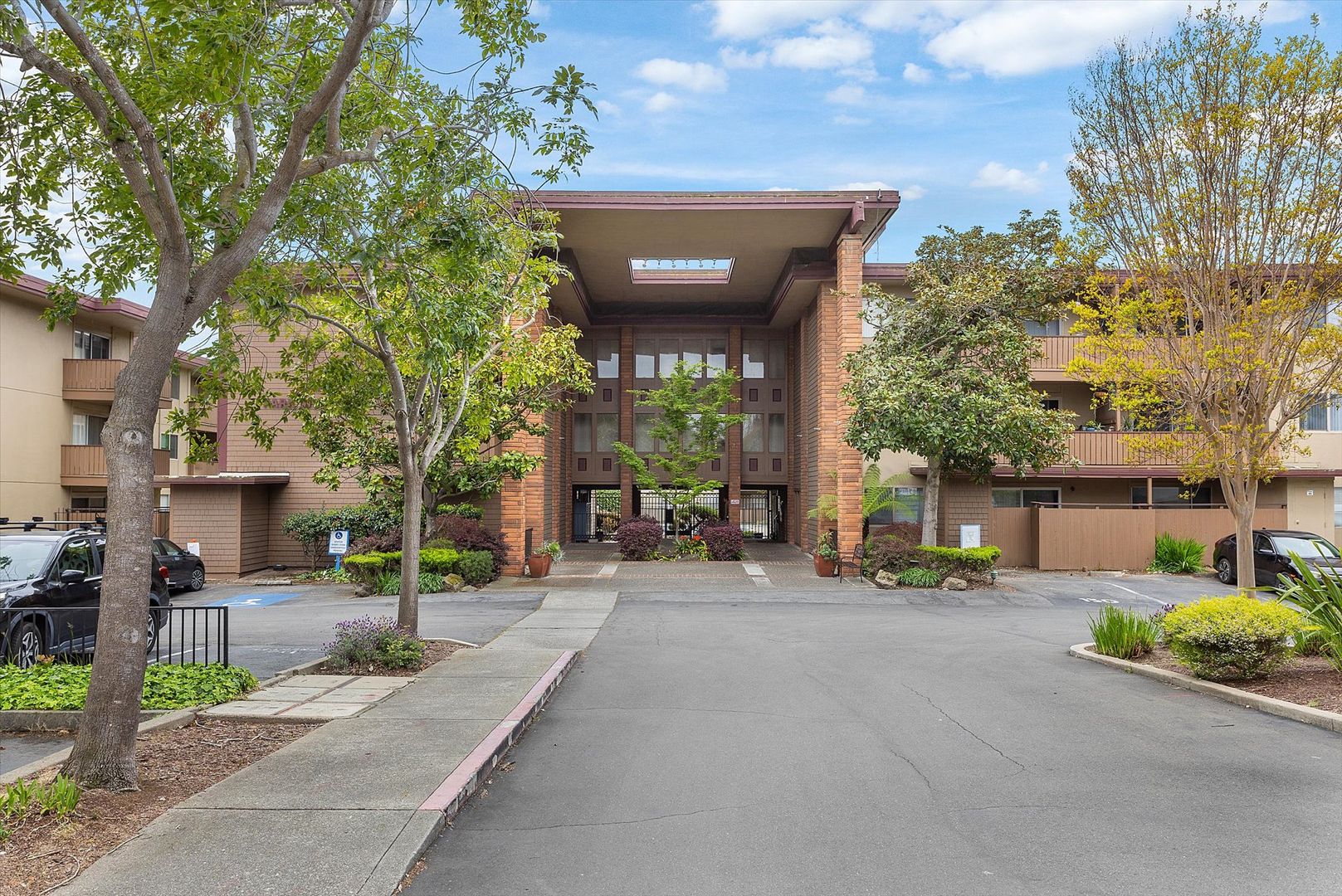 Alameda Condo: 1327 Webster St B305