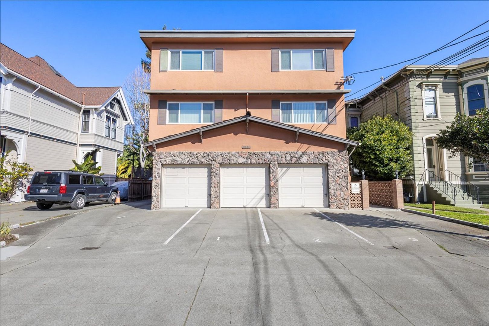Alameda Apartment: 2221 San Antonio Ave