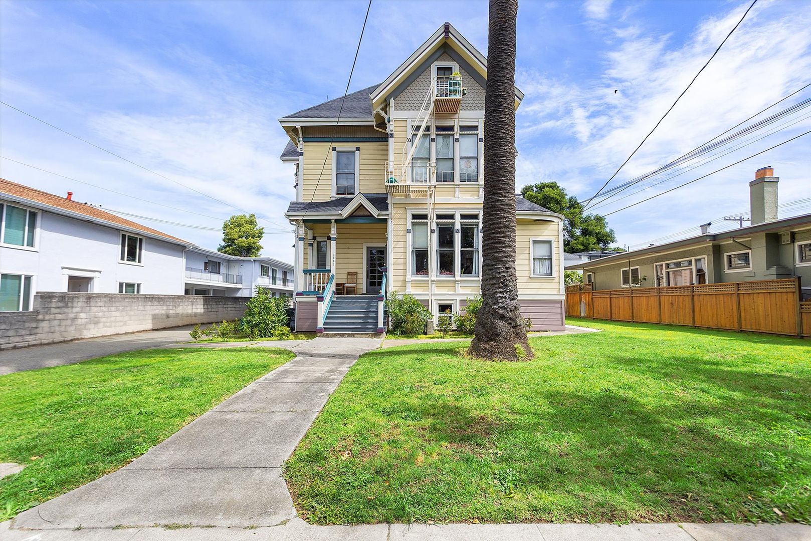 Alameda Apartment: 2061 Central Ave #2