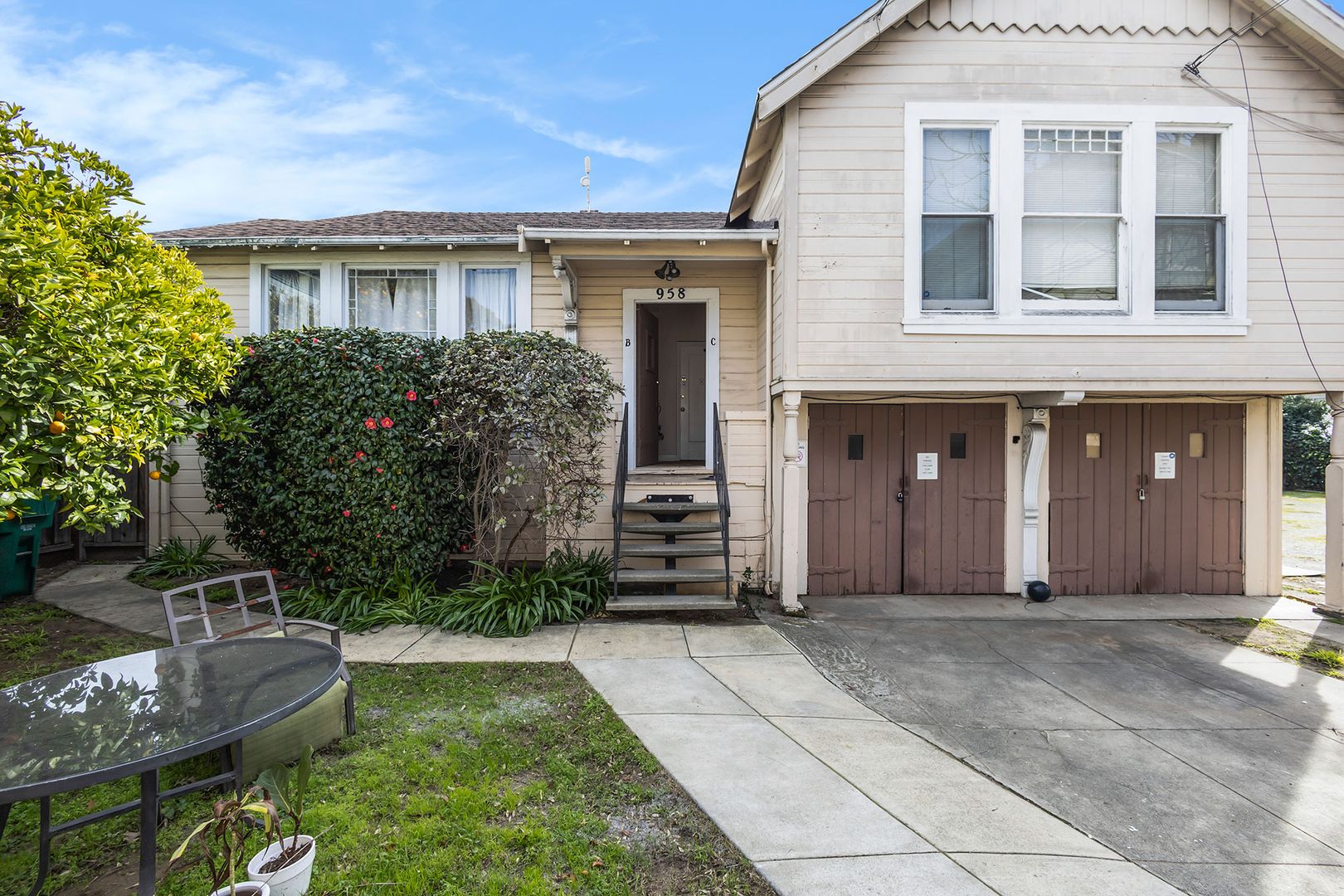 Alameda Apartment: 958 Park St