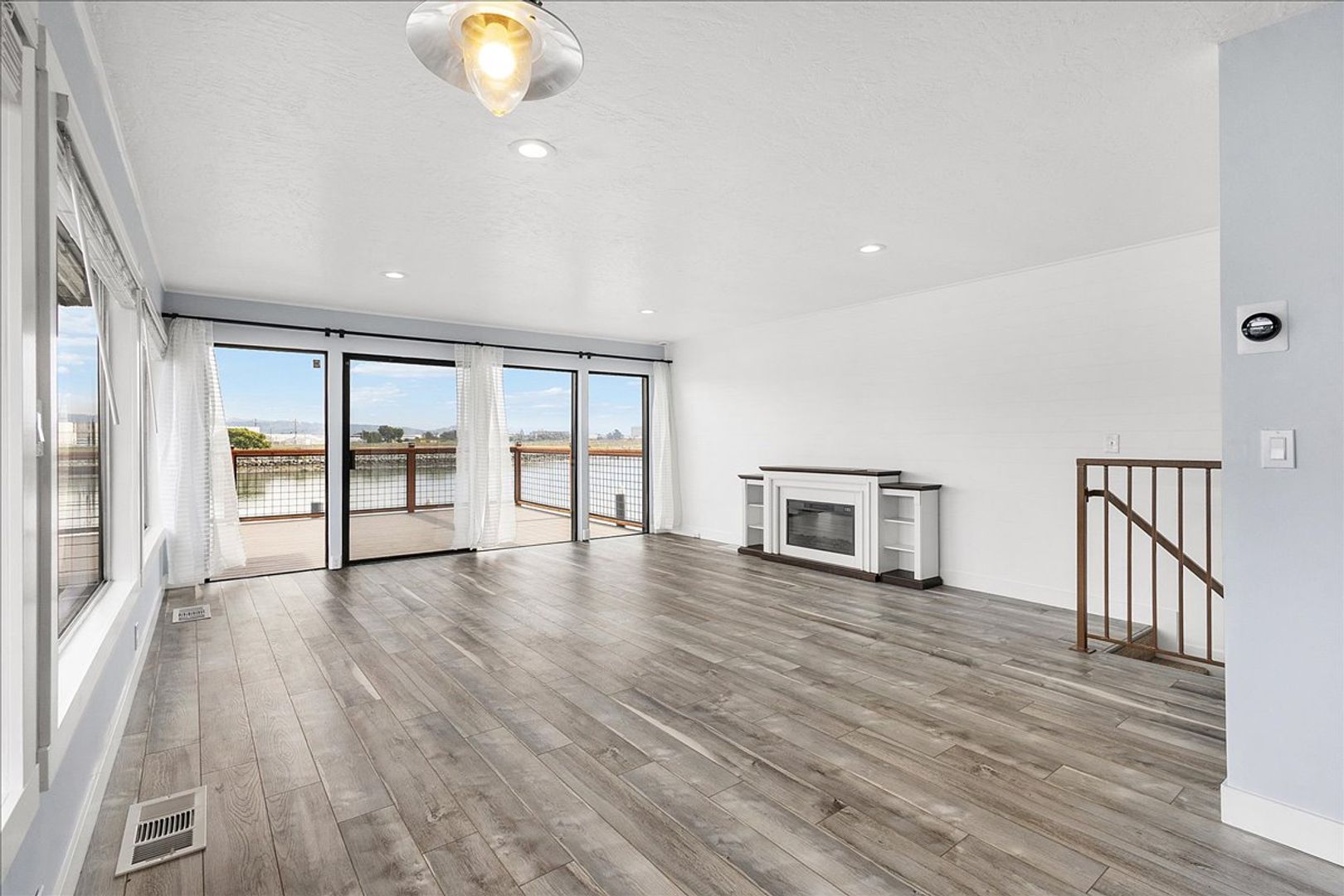 Alameda House: 3313 Fernside Blvd