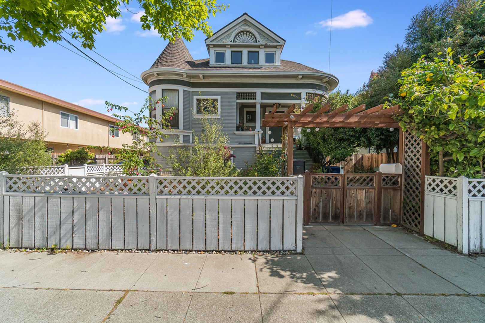 Alameda Apartment: 2163 Alameda Ave #B