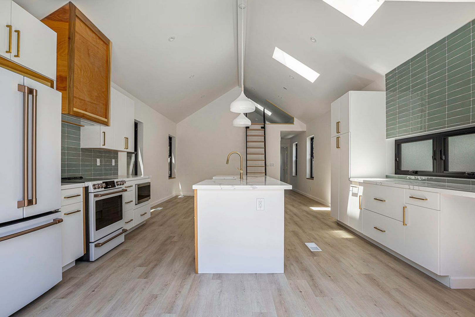 Alameda Apartment: 1217 Park St