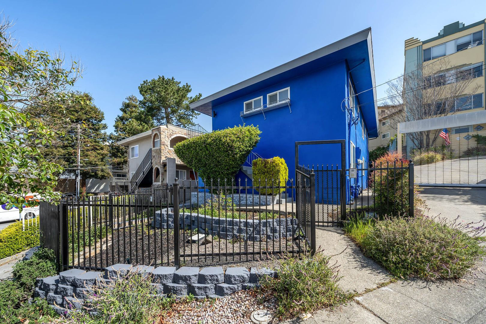 Oakland Apartment: 8 Whitmore Place