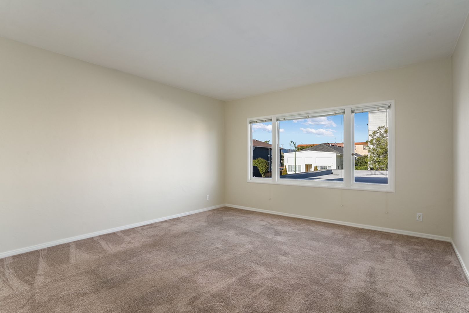 Alameda Apartment: 2432 Webb Ave #A