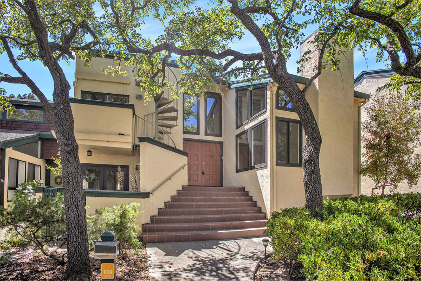 Alameda Townhome: 109 Carob Lane