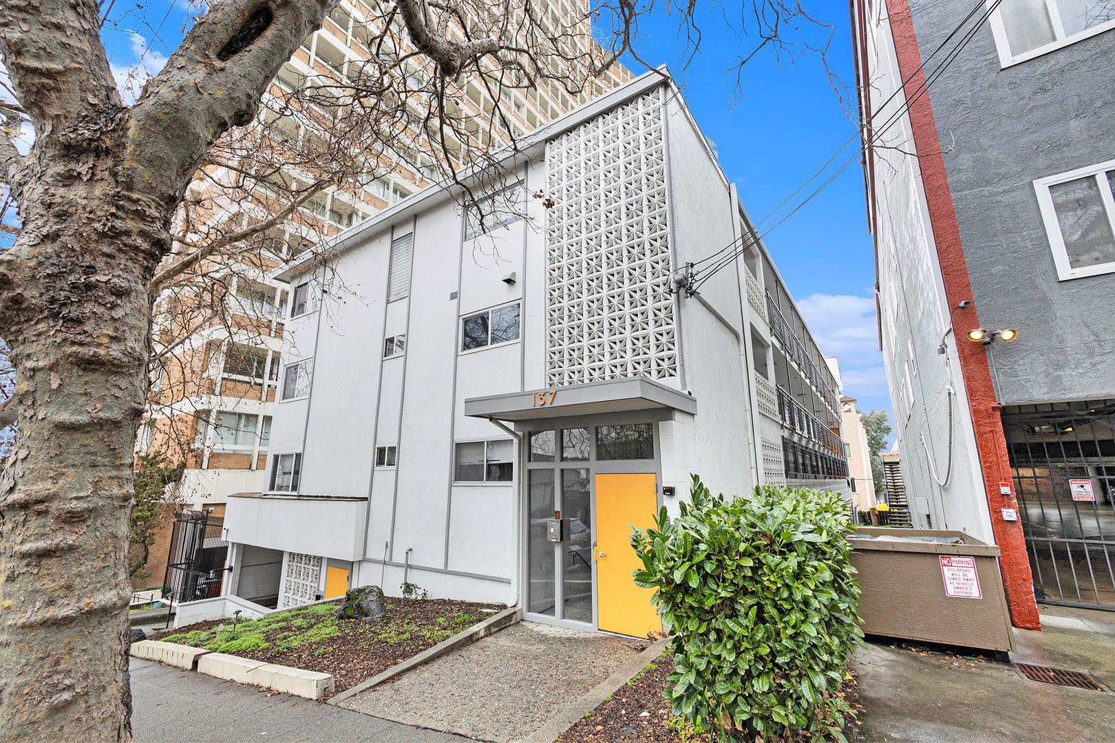 Oakland Apartment: 137 Montecito Ave