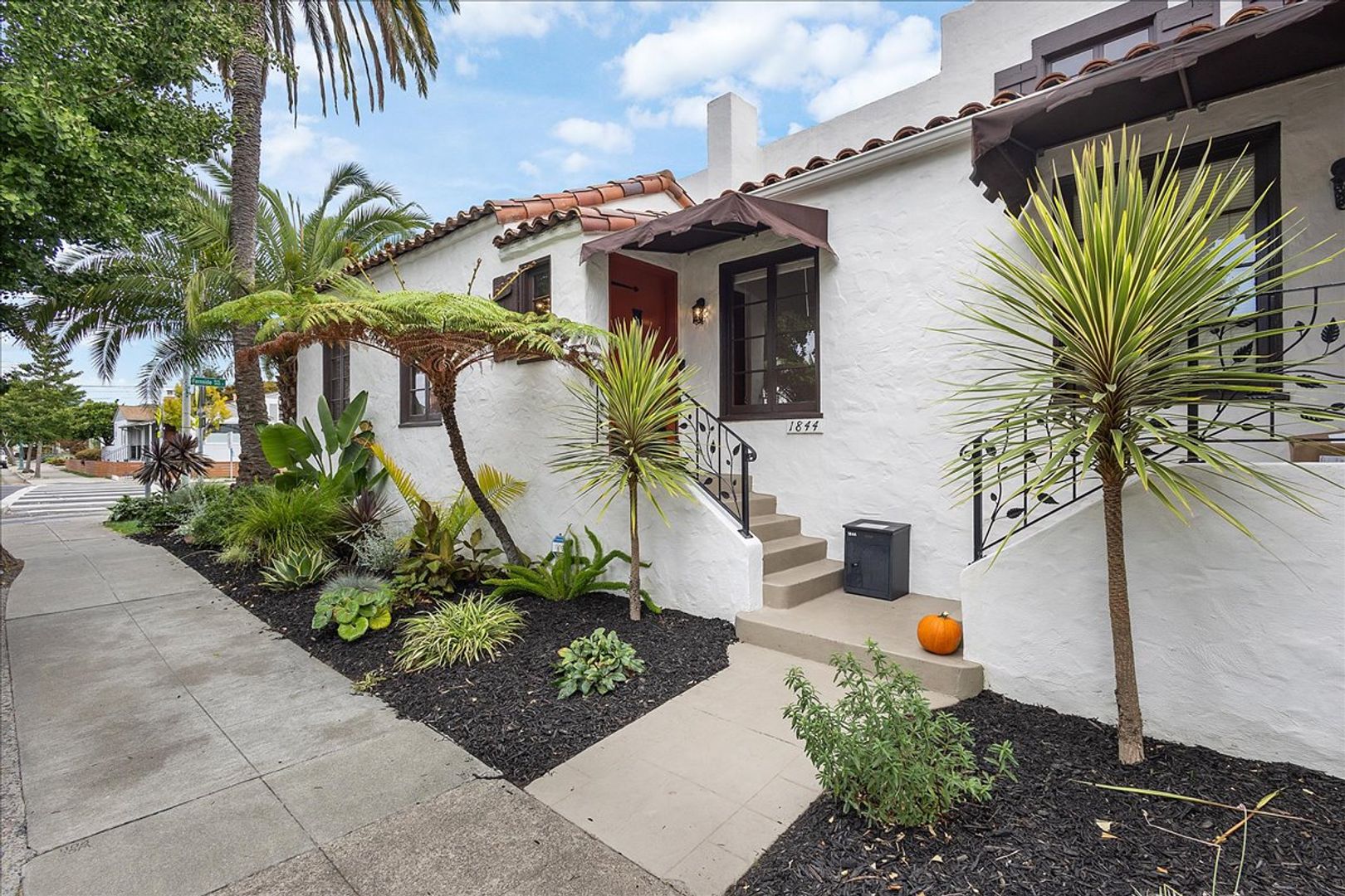 Alameda House: 1844 Harvard Dr
