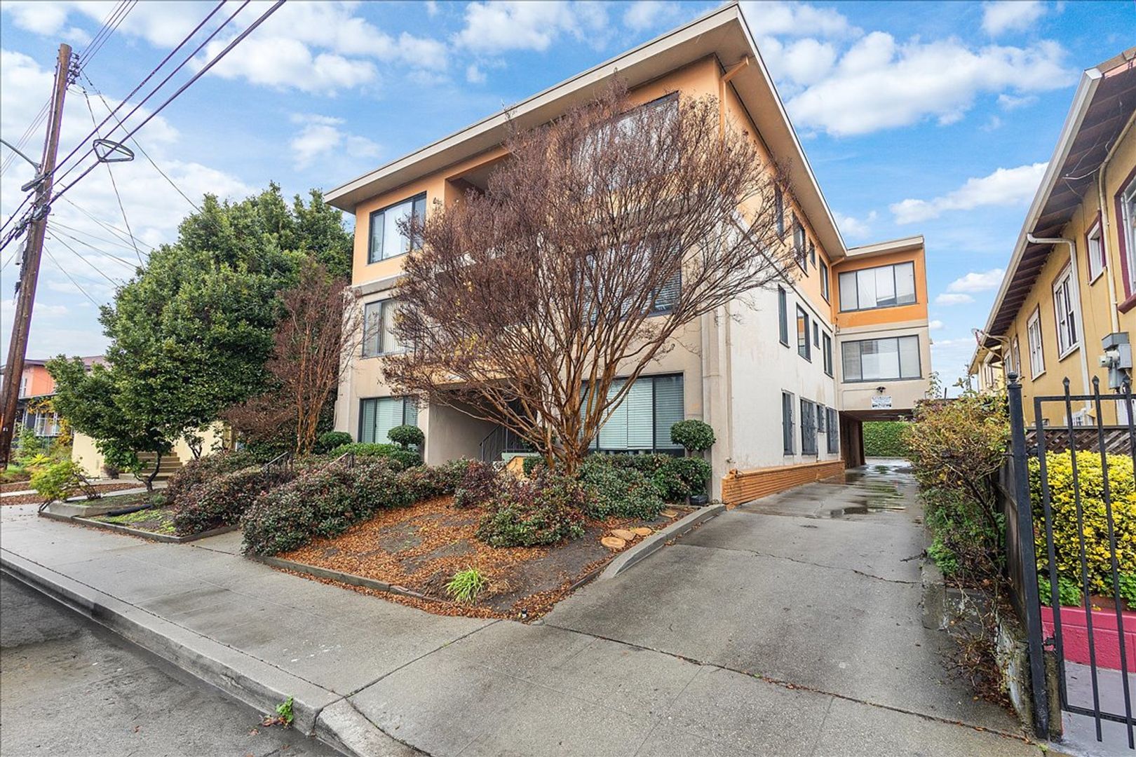 Oakland Apartment: 854 40th St #4