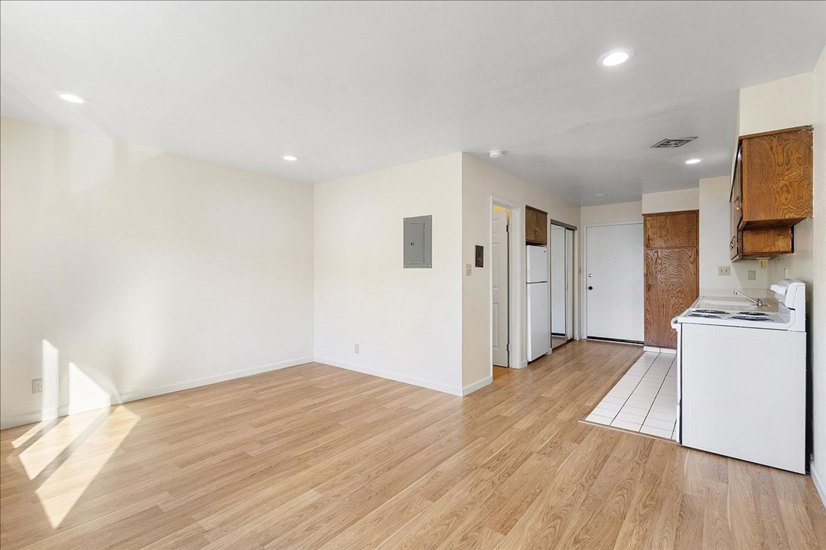 Oakland Apartment: 145 17th St #303